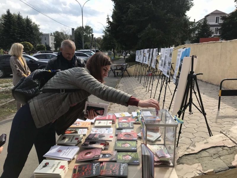 Книжковий ярмарок на підтримку ЗСУ провели у Покровську