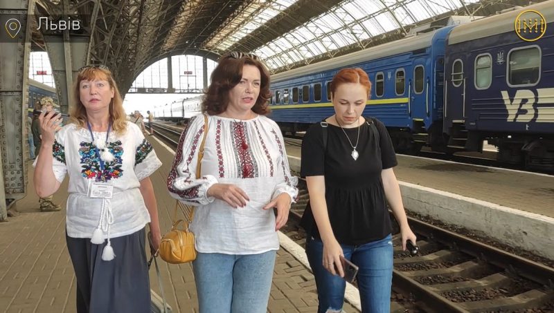 Щодня на Львівському вокзалі волонтери зустрічають евакуаційні потяги зі сходу