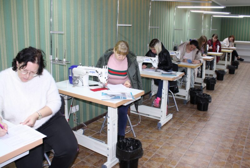 Переселенки у Полтаві можуть навчитися швейної майстерності