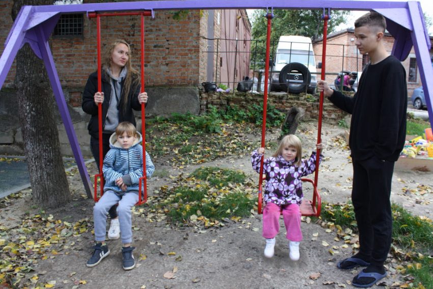 Двічі переселенка та жертва домашнього насильства – мати трьох дітей знайшла прихисток на Полтавщині