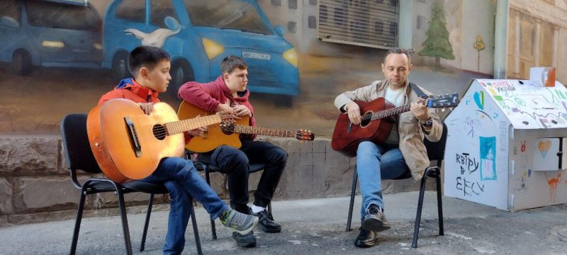 У Львові маріупольців безкоштовно вчать гри на гітарі