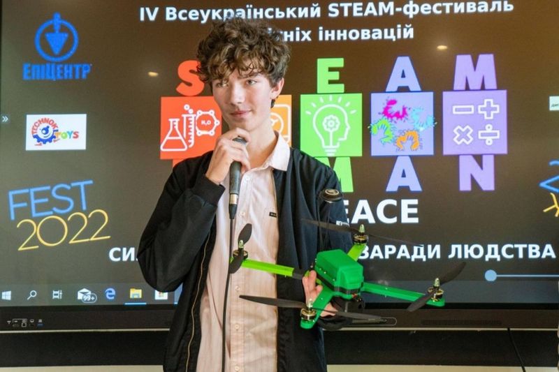 В Івано-Франківську старшокласник розробив дрон, який знаходить та розпізнає міни