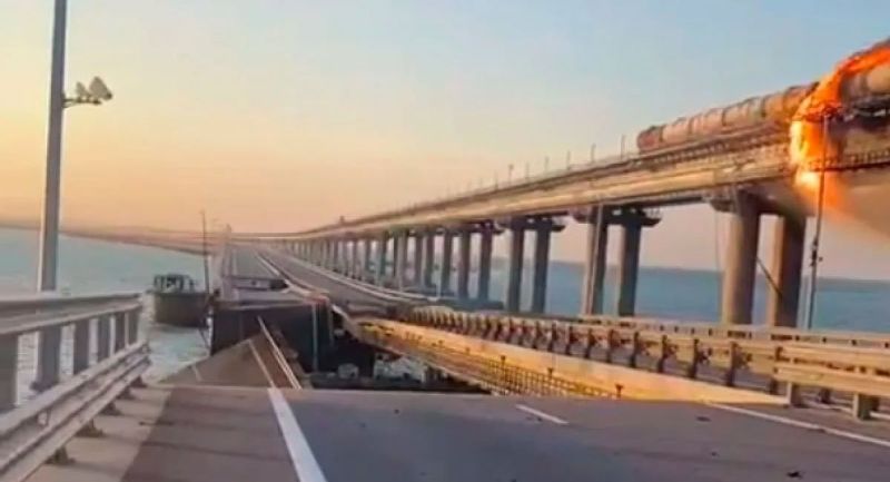 Вибух на Кримському мосту: реакція ОП України, до 3 кг «гречки» в руки кримчанам