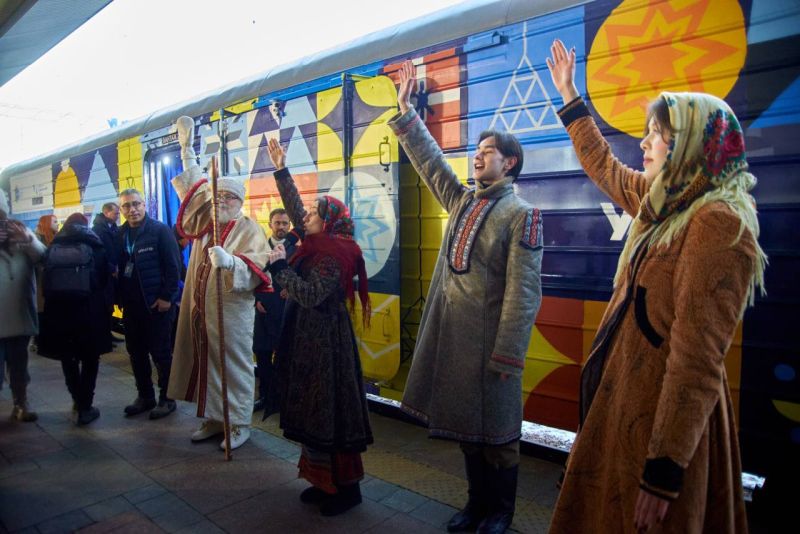 Поїзди святого Миколая привезуть 33 тисяч подарунків дітям з прифронтових регіонів