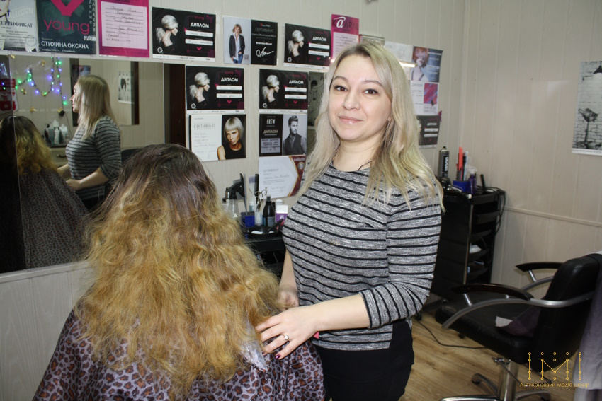 Оксана Петлева спеціалізується на фарбуванні та колоруванні волосся 
