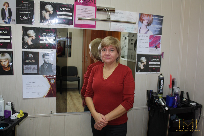 Олена Сидоренко, окрім деяких меблів, вивезла з Бахмута свої сертифікати та грамоти – напрацювання 30-річної перукарської справи