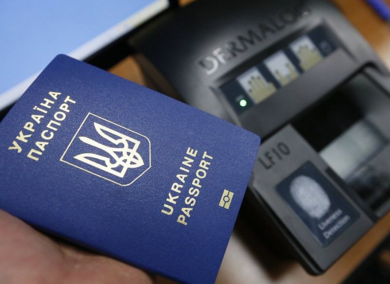 Паспорти та інші особисті документи тепер можна відправляти поштою за кордон