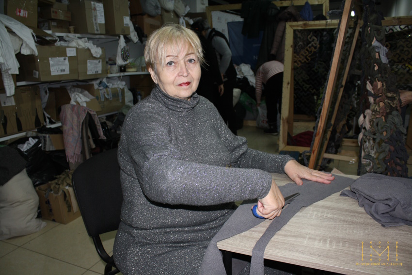 Тетяна з українського Нью-Йорка плете маскувальні сітки