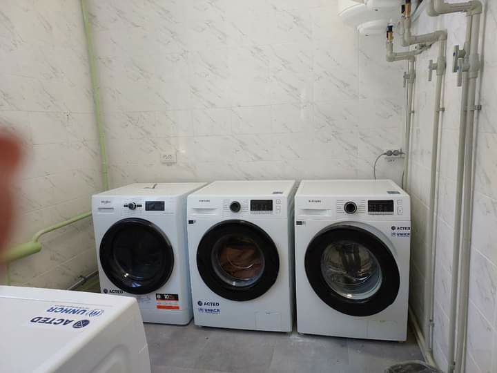 В окремому приміщенні встановлені пральні та сушильні машини