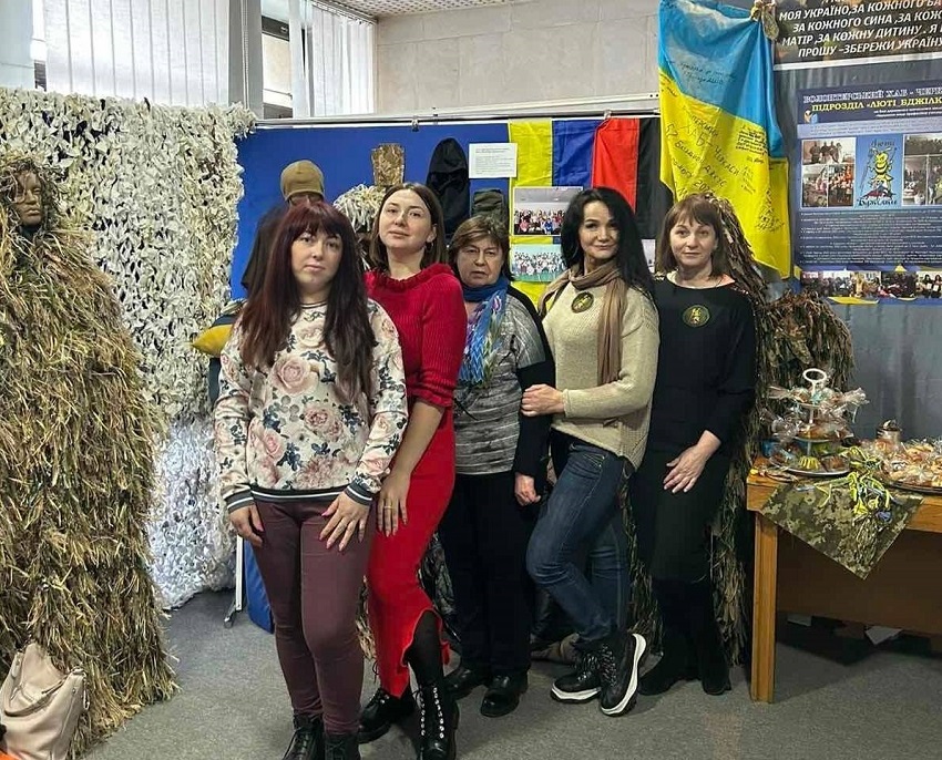 Дівчата підрозділу «Люті Бджілки» з вересня розпочали виготовлення маскувальних костюмів для захисників, які боронять Україну на передовій