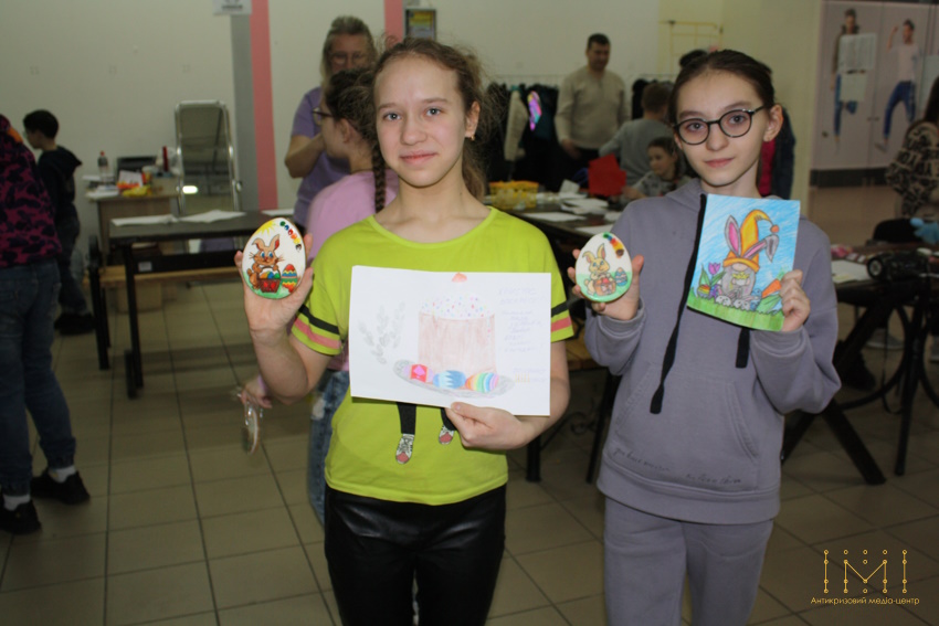 Тетяна з Добропілля та Дарина з Краматорська розфарбували пряники та намалювали великодні листівки для військових