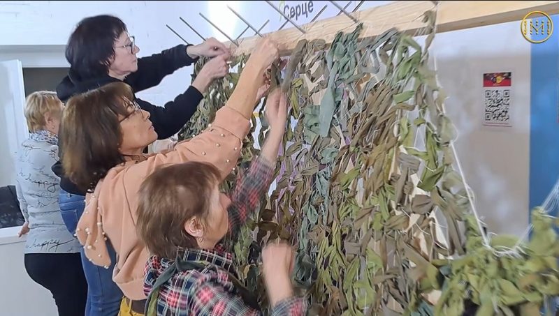 Переселенці з Маріуполя та місцеві у Чернівцях плетуть сітки для ЗСУ