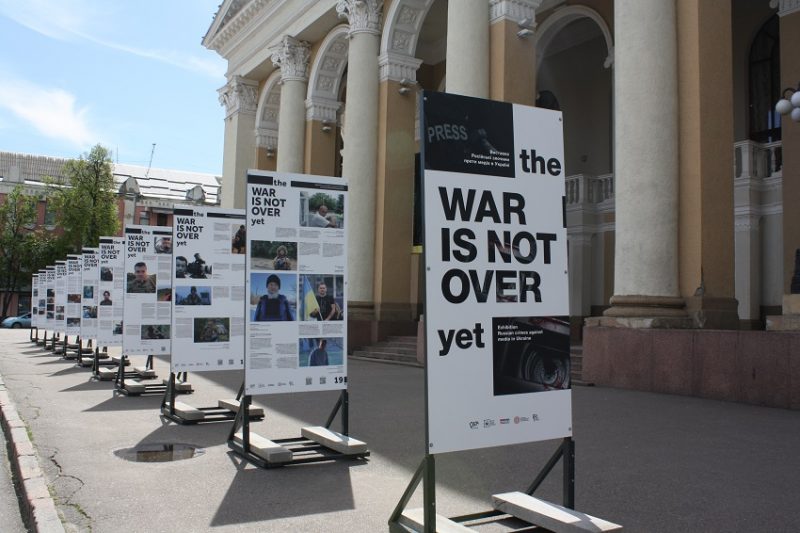 «The War Is Not Over Yet» – у Полтаві триває фотовиставка про злочини росії проти українських медійників