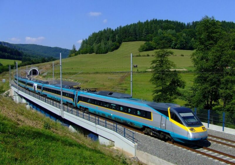 Вперше за 18 років: Укрзалізниця запускає новий міжнародний поїзд до Варшави