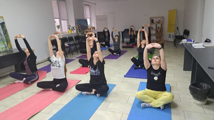 «Дозволяє заспокоїтись і відчути внутрішню гармонію»:  у Черкасах проводять безплатні заняття з йоги