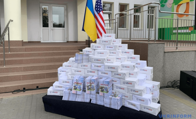 USAID передало українським школам 3,2 мільйона підручників для початкових шкіл