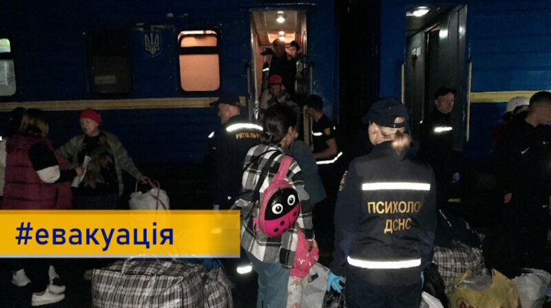 Волонтери на Донеччині допомагають оформити документи перед евакуацією