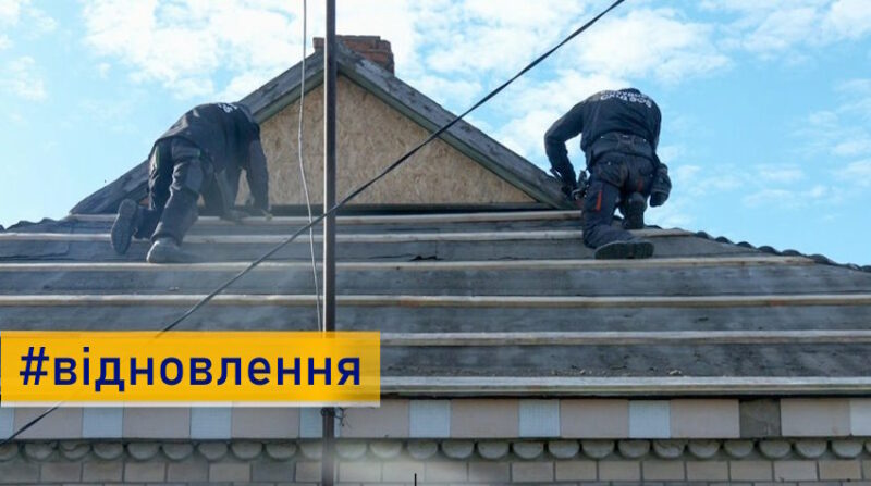 Волонтери команди «Схід SOS» ремонтують пошкоджені російськими обстрілами будинки у Слов’янську