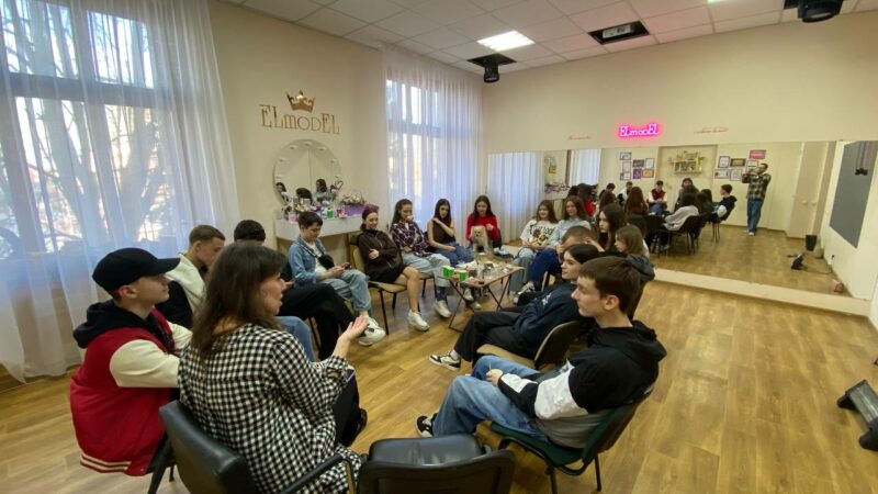 «Дивись. Міркуй. Кажи»: молодь Донеччини знаходила голос у дискусіях та творчості