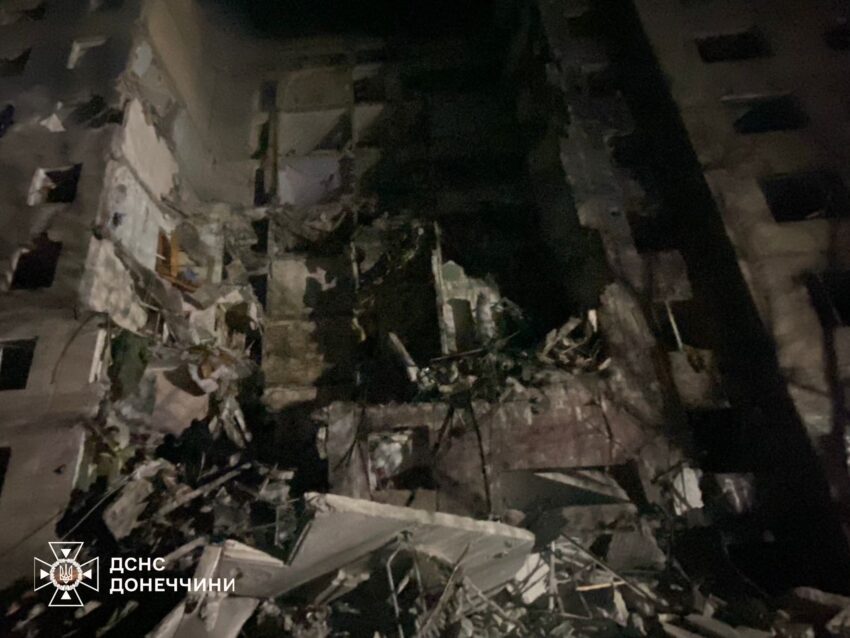 Авіаудар по дев’ятиповерхівці в Костянтинівці: двох людей деблоковано, 13 поранених, під завалами може залишатися ще одна особа