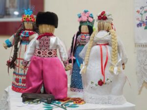 Культура, що вистояла: у Чернівцях відкрилася виставка ляльок-мотанок майстрині з Донеччини