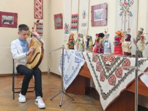 Культура, що вистояла: у Чернівцях відкрилася виставка ляльок-мотанок майстрині з Донеччини