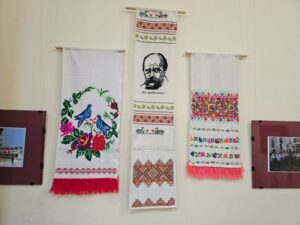 Культура, що вистояла: у Чернівцях відкрилася виставка ляльок-мотанок майстрині з Донеччини