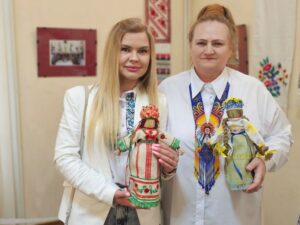 Культура, що вистояла: у Чернівцях відкрилася виставка ляльок-мотанок майстрині з Донеччини