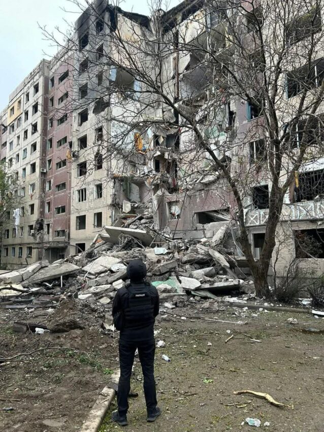 Авіаудар по дев’ятиповерхівці в Костянтинівці: двох людей деблоковано, 13 поранених, під завалами може залишатися ще одна особа