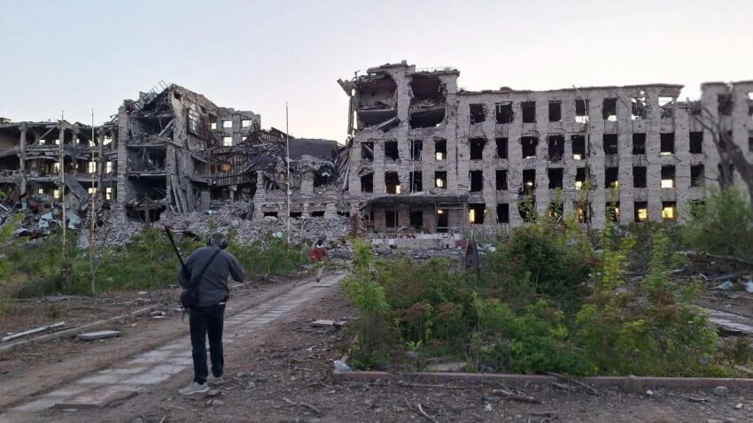 Росія зняла черговий пропагандистський серіал у зруйнованих Мариуполі та Авдіївці