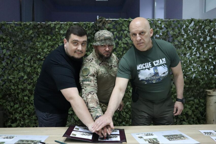 На Донеччині урочисто погасили благодійну марку «Сіль землі», створену до Дня піхоти