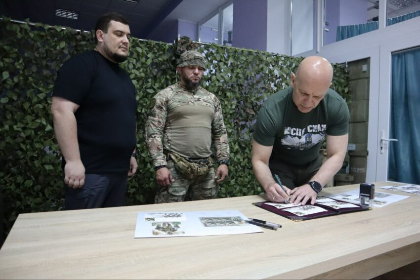 На Донеччині урочисто погасили благодійну марку «Сіль землі», створену до Дня піхоти