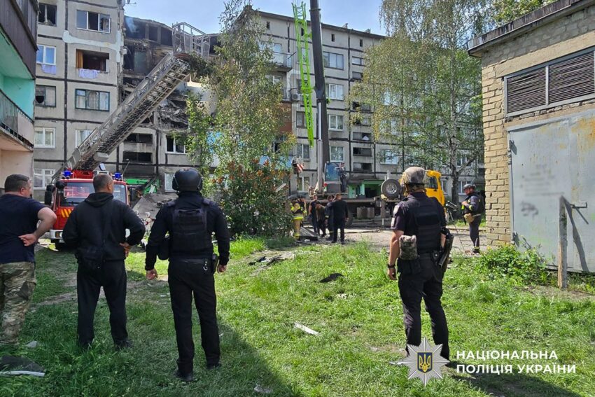 Нічна атака РФ на Білозерське: постраждали жінка та дитина, тривають рятувальні роботи