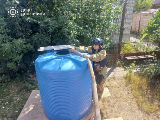 Допомога прифронтовим громадам: рятувальники Донеччини привезли воду у Дружківку