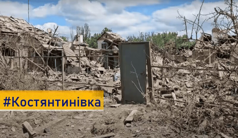 Поліція врятувала двох людей з розбомбленої вулиці у Костянтинівці (відео)