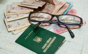 Пенсії за кордоном і в окупації: правила отримання у 2025 році
