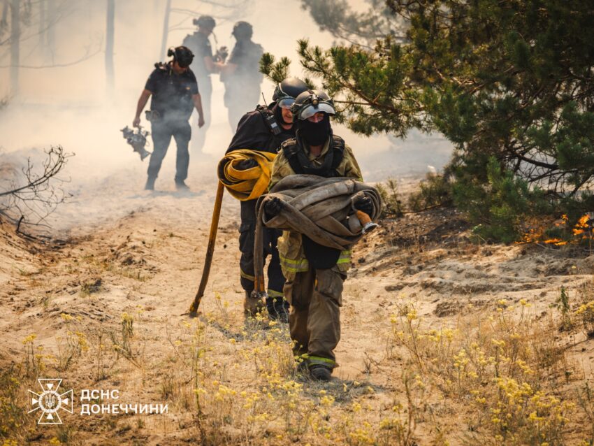 На Донеччині через ворожі обстріли горить понад 1100 гектарів лісу (фото)
