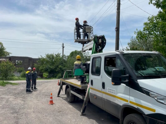 Повернули світло: за тиждень енергетики відновили живлення у 21 населеному пункті Донеччини