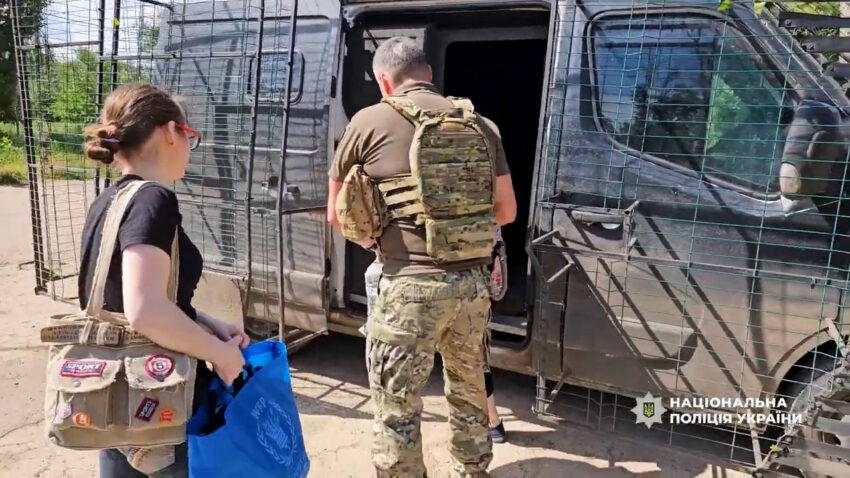 Евакуація під атакою: поліцейські врятували п’ятьох людей із небезпечних районів Костянтинівки