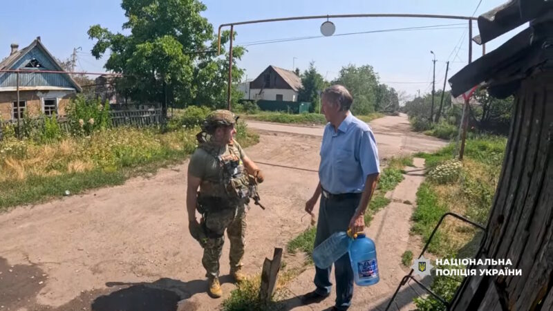 Поліцейські та волонтери під час евакуації людей з Покровська попали під ворожий обстріл (відео)
