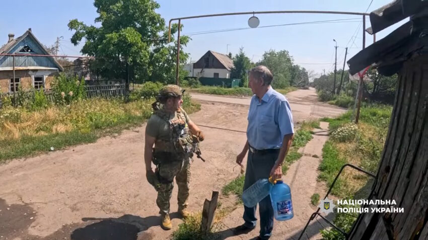 Поліцейські та волонтери під час евакуації людей з Покровська попали під ворожий обстріл (відео)