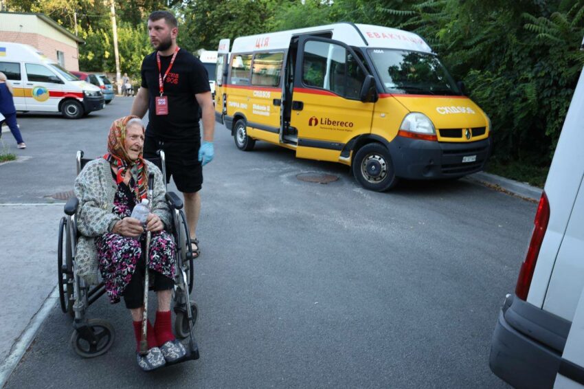 З Донеччини вивезли ще 11 маломобільних жителів: їх розмістять на Тернопільщині (фото)