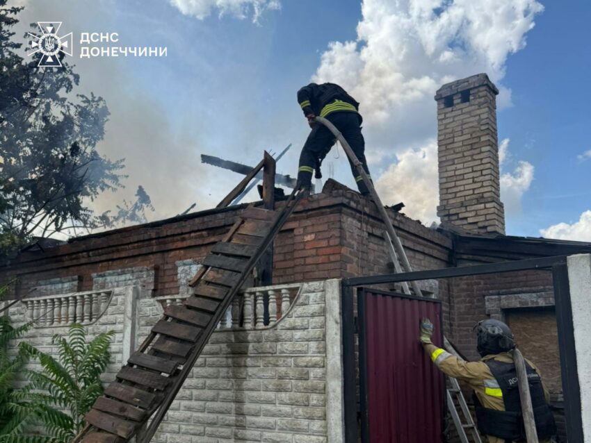 Через ворожі обстріли в Костянтинівці та Добропіллі горіли будинки (фото)