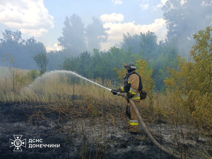 Через ворожі обстріли в Костянтинівці та Добропіллі горіли будинки (фото)
