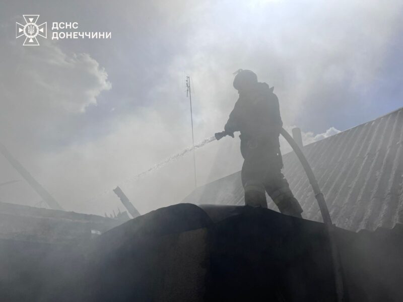 Через ворожі обстріли в Костянтинівці та Добропіллі горіли будинки (фото)