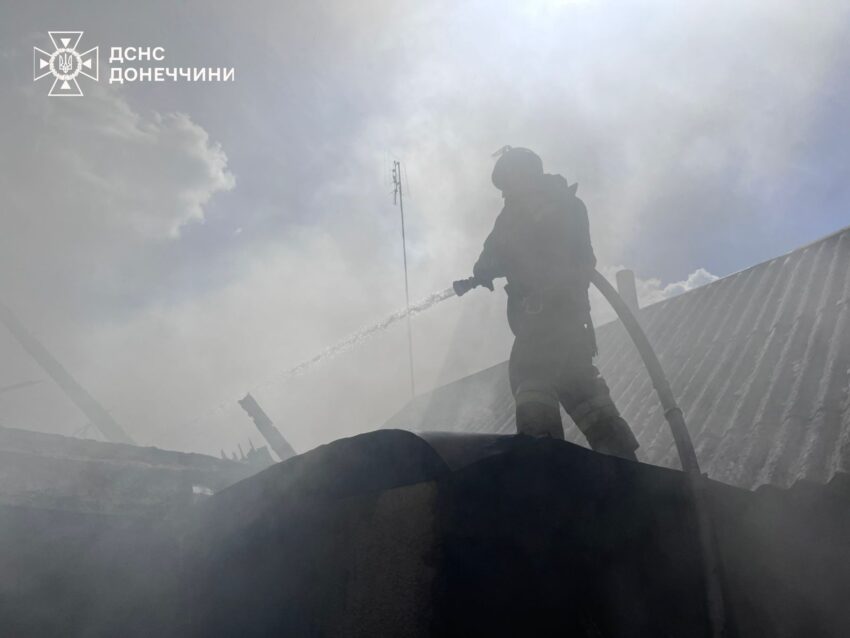 Через ворожі обстріли в Костянтинівці та Добропіллі горіли будинки (фото)