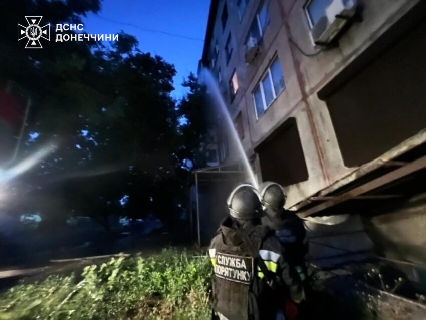 Через ворожі обстріли в Костянтинівці та Добропіллі горіли будинки (фото)