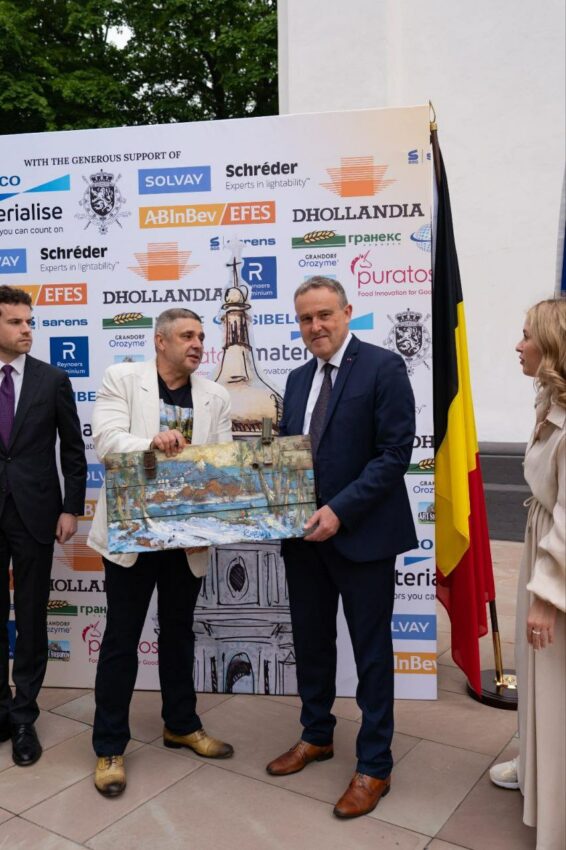 Картини на ящиках від боєприпасів: у столиці відбулася виставка художника зі Слов’янська (фото)
