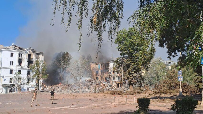 Одна людина загинула та 11 поранених: росіяни вдарили по центру Краматорська (оновлено)