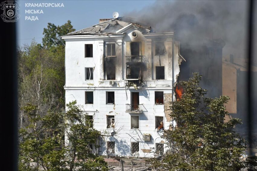 Одна людина загинула та 11 поранених: росіяни вдарили по центру Краматорська (оновлено)